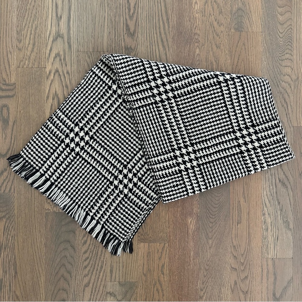 SOLD Anthropologie Vintage 100% Wool Houndstooth Woven Scarf in Black and Cream - Picture 2 of 7